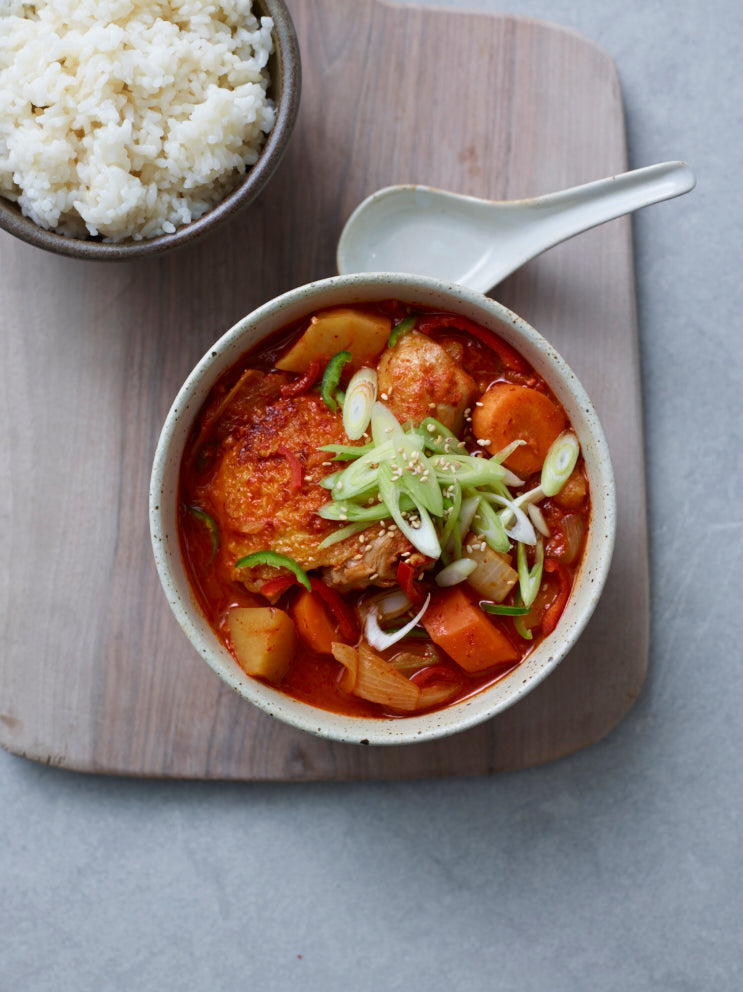 Spicy chicken and potato stew (dak doritang닭도리탕)
